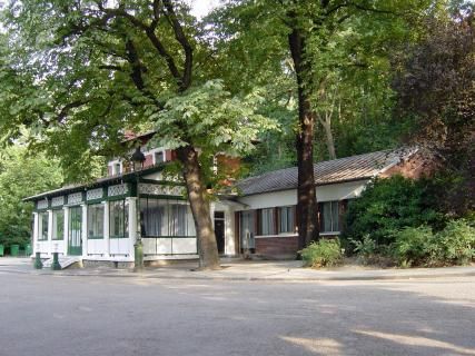 FOR LOVERS ... A KISS IN THE PRETTIEST OF PARKS