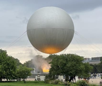 La vasque olympique à Paris : un emblème vivant dans le ciel des Tuileries