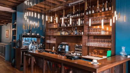 Assemblages, un bar à vin et atelier d’ébéniste dans le Marais